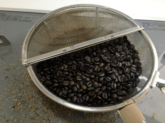 深煎りに焙煎したコーヒー豆