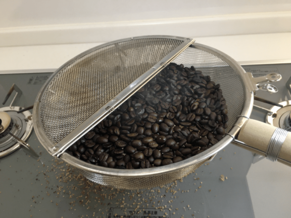深煎りに焙煎したコーヒー豆