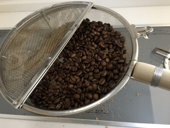 中深煎りに焙煎したコーヒー豆