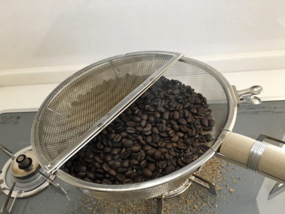 中深煎りに焙煎したコーヒー豆